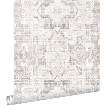 carta da parati tappeto kilim patchwork orientale in stilo Ibiza e Marrakech grigio caldo chiaro